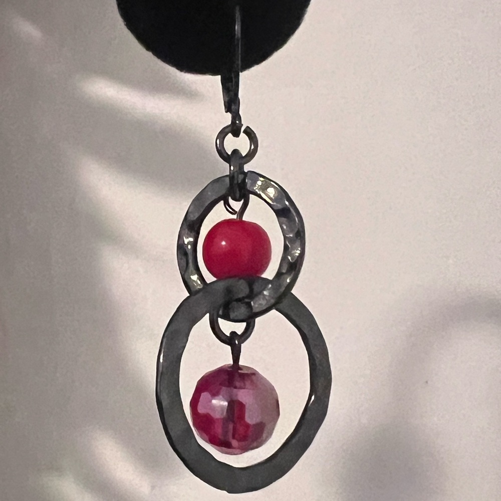 Elegant Black and Red Dangle Earrings - Picture 2 of 3